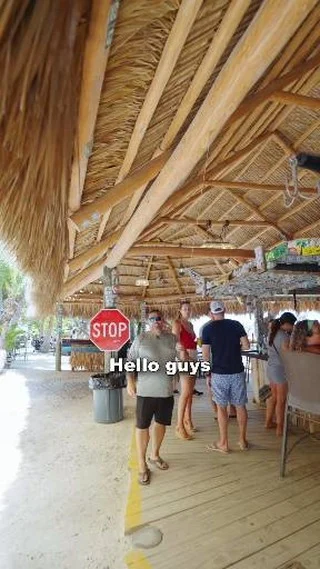Come for the drinks, stay for the view! 🍸🌅 Our Beach Bar at Hungry Tarpon takes "waterfront cocktails" to a whole new level. Whether you’re craving something tropical or a classic with a twist, we’re pouring the best flavors in the Keys. Cheers to paradise! 🥂🍍